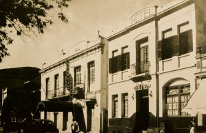 A foto é um registro histórico do Hotel D´Oeste, estabelecimento que marca o início da família Miguel no ramo de hotelaria. 