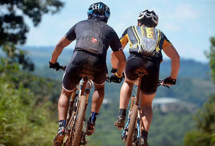 40 Fingers em Curitiba: quatro violões, uma avalanche de emoções