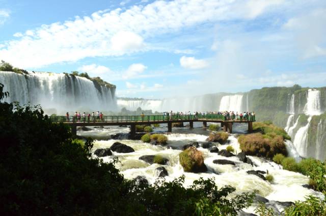 Foz do Iguaçu: fronteira de compras e belezas naturais