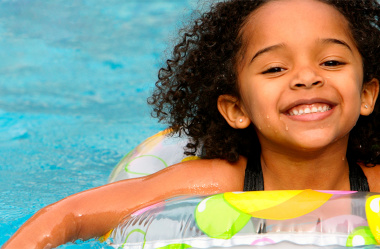 7 dicas de como proteger as crianças na piscina ou no mar