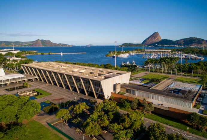 Caminho das Ondas Douradas: O Impacto do Turismo nos Cofres do Rio