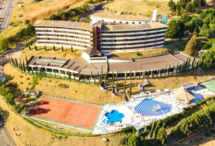 Entre Cafés Frios e Planilhas Infinitas: “Esse Show Poderia Ser Um E-mail” em Porto Alegre