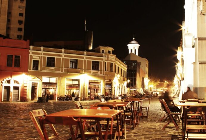 Tesouros e Sabores: A Dança das Compras em Curitiba