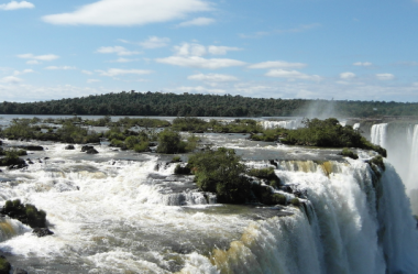 Navegando pelos Sonhos: Os Melhores Passeios de Barco em Foz do Iguaçu
