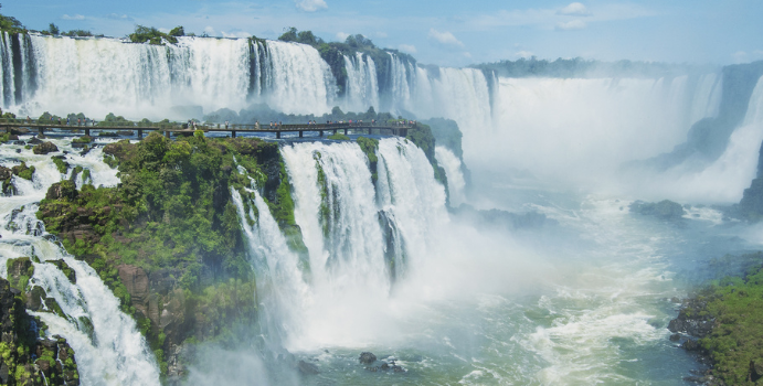 Do Oriente ao Ocidente: A Dança Culinária que Encanta Paladares em Foz do Iguaçu