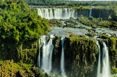Foz do Iguaçu: Onde as Águas Dançam e a Economia Floresce