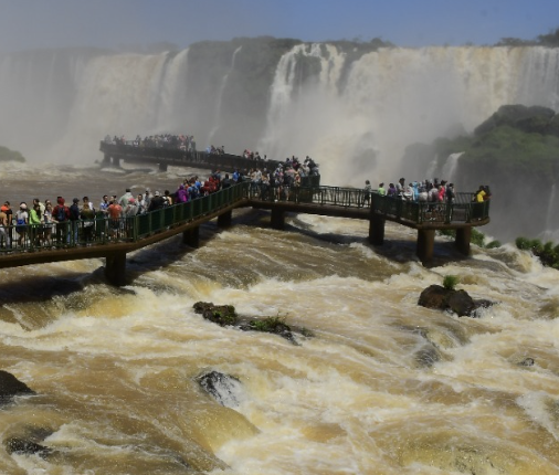 Rumo ao Coração das Quedas: Gran Aventura nas Cataratas Argentinas