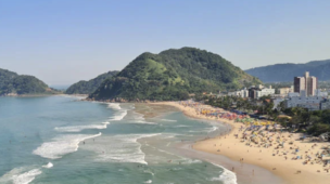 Entre Ondas e Petiscos: Sua Próxima Aventura na Praia do Tombo!