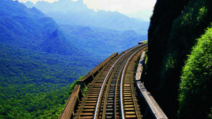 O passeio de trem de Curitiba até Morretes.