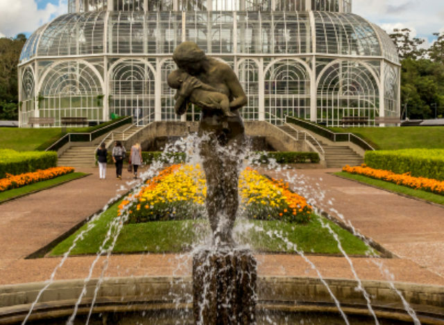 Curitiba: O Palco das Maravilhas, Onde Cada Esquina é uma Cena!”