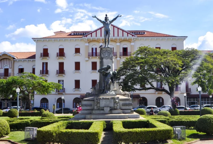 Flores e Histórias: A Praça Pedro Sanches de Poços de Caldas