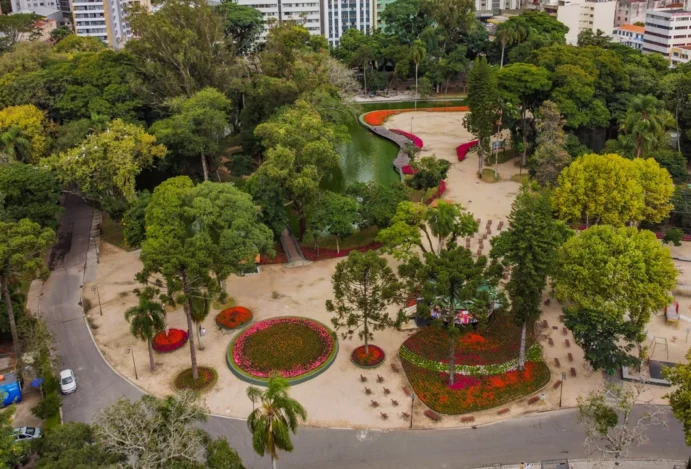 O Encanto das Garças e a Magia dos Portões: O Parque do Passeio Público!