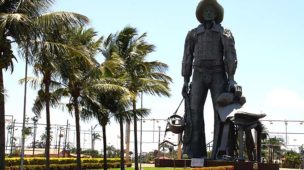 Barretos: O Berço do Rodeio Brasileiro e o Monumento ao Peão de Boiadeiro