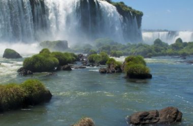 Foz do Iguaçu: Onde as Águas Dançam e a Economia Floresce