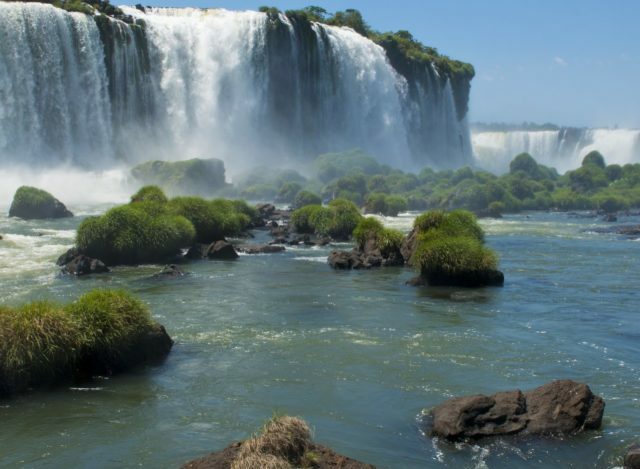 Foz do Iguaçu: Onde as Águas Dançam e a Economia Floresce