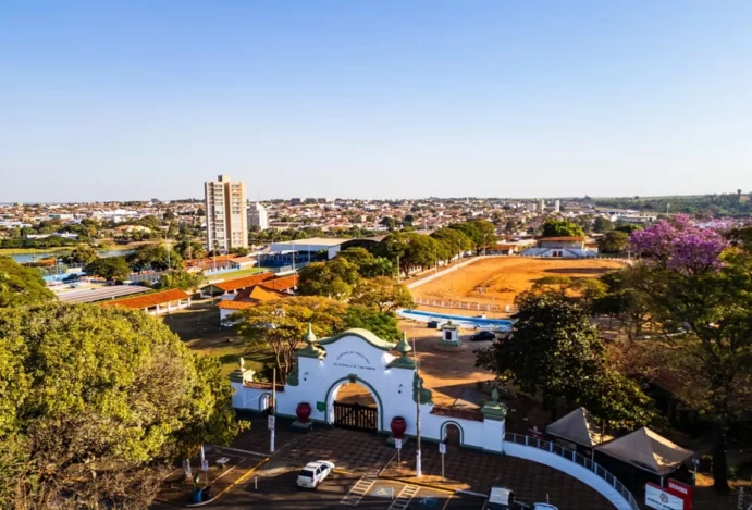 Rodeio de Luzes: O Natal Sertanejo Que Só Barretos Tem