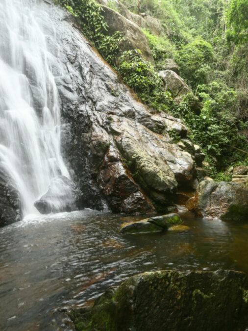 Um Paraíso Natural em Angra dos Reis: Cachoeira da Feiticeira…