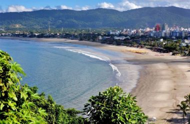 Petisco, brisa e água de coco: o trio de quiosques que reina no Guarujá