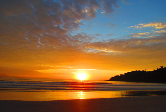Sol se põe, mas a curtição não: 3 rolês noturnos em Ubatuba