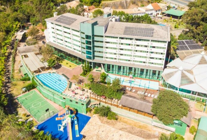 Entre Cafés Frios e Planilhas Infinitas: “Esse Show Poderia Ser Um E-mail” em Porto Alegre