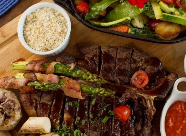 Entre Lua e Talheres: Os Sabores que Dançam na Noite de Poços de Caldas!