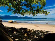 Ubatuba raiz: com sal no rosto, pé na areia e sabor de mar no coração