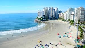 Vibe de mar e descanso: conheça a Praia das Astúrias no Guarujá