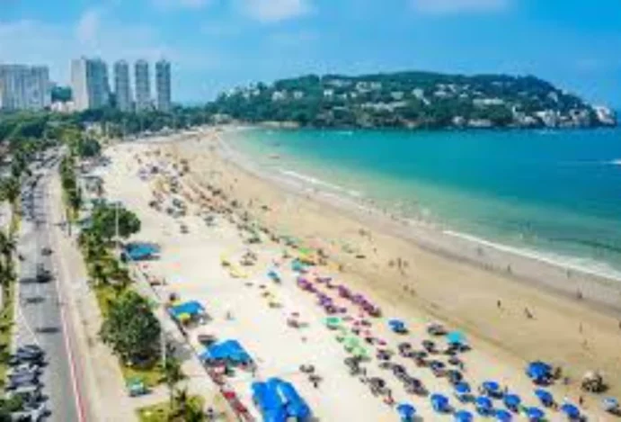 Vibe de mar e descanso: conheça a Praia das Astúrias no Guarujá