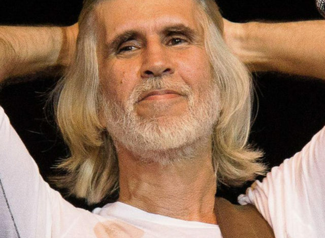 Oswaldo Montenegro em Porto Alegre: “O Melhor da Vida Ainda Vai Acontecer” no Teatro Bourbon Country