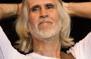 Oswaldo Montenegro em Porto Alegre: “O Melhor da Vida Ainda Vai Acontecer” no Teatro Bourbon Country