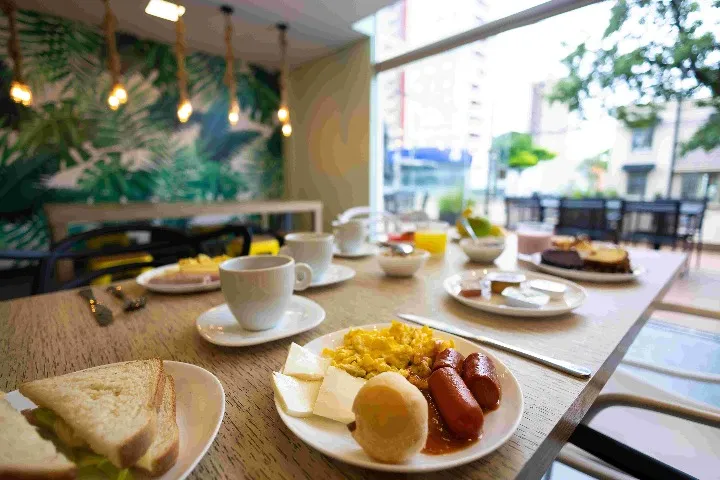 Café da manhã incluso e reforçado Café da manhã incluso e reforçado