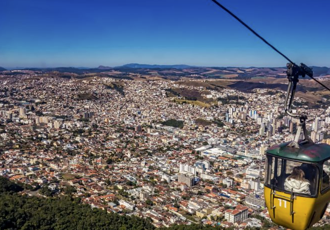 Quando o absurdo vira rotina: Nada Normal chega a Poços de Caldas