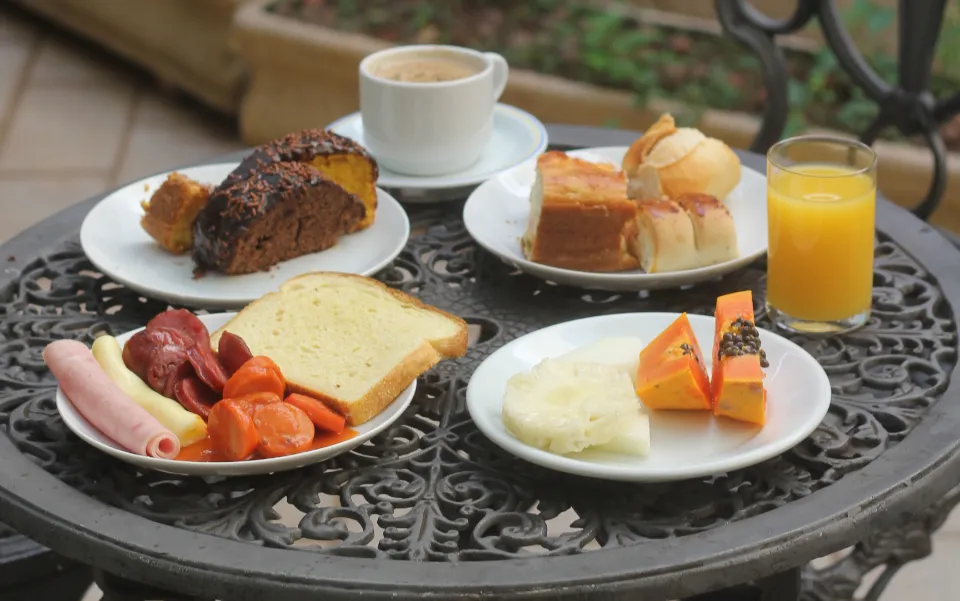 Café da manhã incluso: comece o dia seguinte com sabor Café da manhã incluso: comece o dia seguinte com sabor