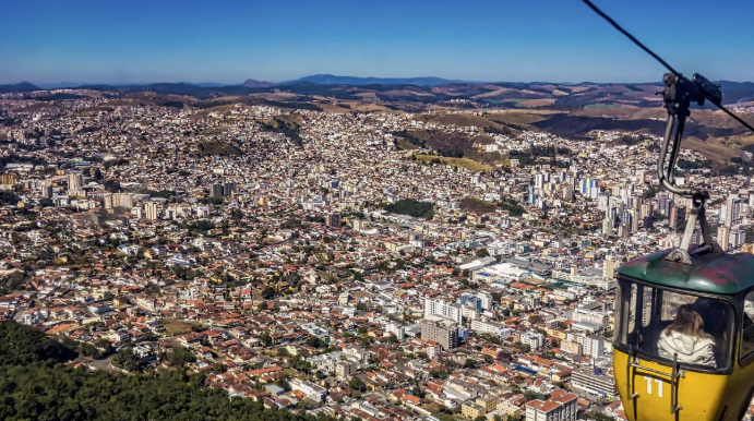 Casa, Comida e Alma Lavada: Rindo e se Reconhecendo no Teatro de Poços de Caldas