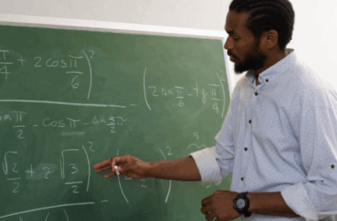 Quando o giz encontra o riso: Diogo Almeida chega a Poços de Caldas com “Professores no Limite”!