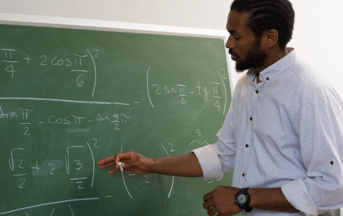 Quando o giz encontra o riso: Diogo Almeida chega a Poços de Caldas com "Professores no Limite"!