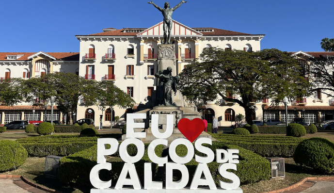 Quando o giz encontra o riso: Diogo Almeida chega a Poços de Caldas com "Professores no Limite"!