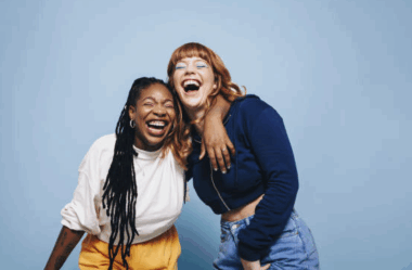 Um palco, três mentes e zero plano — isso é os Improváveis em Porto Alegre