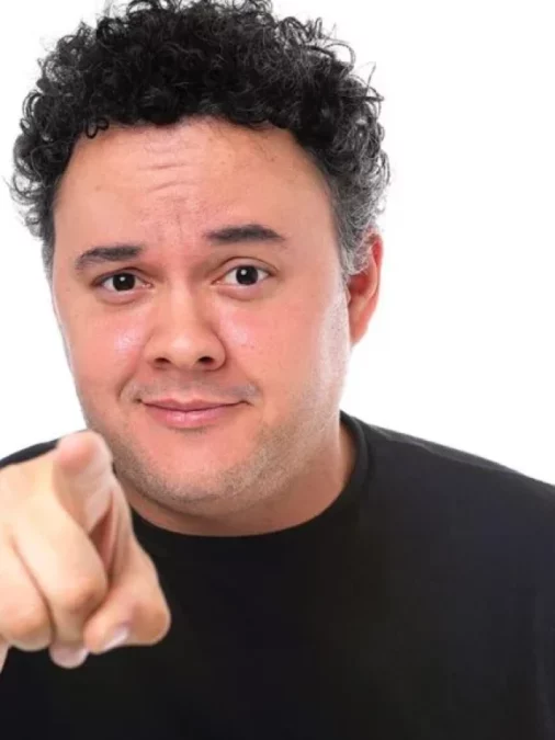 Quando o absurdo vira rotina: Nada Normal chega a Poços de Caldas