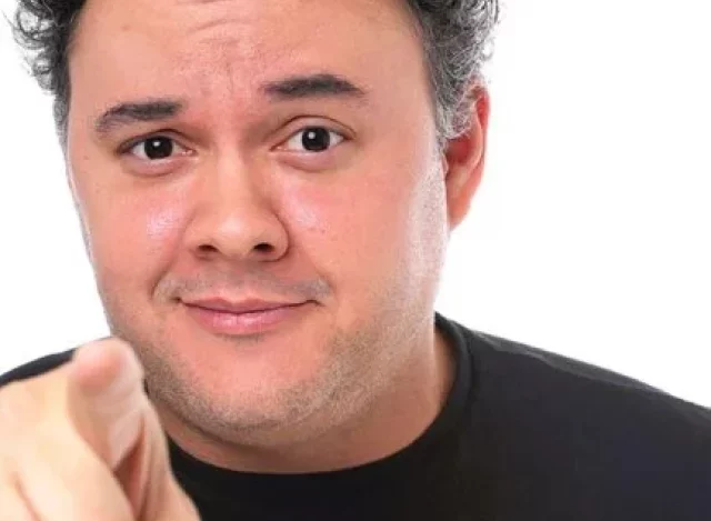 Quando o absurdo vira rotina: Nada Normal chega a Poços de Caldas