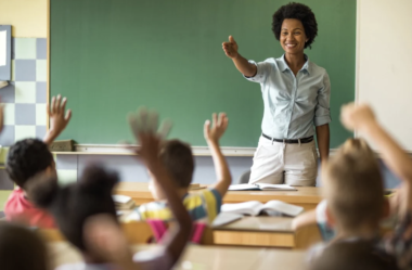 Stand Up Professoras na Fila do Divã em Porto Alegre: Comédia e Reflexão Sobre a Realidade Docente
