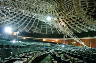 Bryan Adams em Porto Alegre 2026: show no Araújo Vianna, onde comer e onde se hospedar