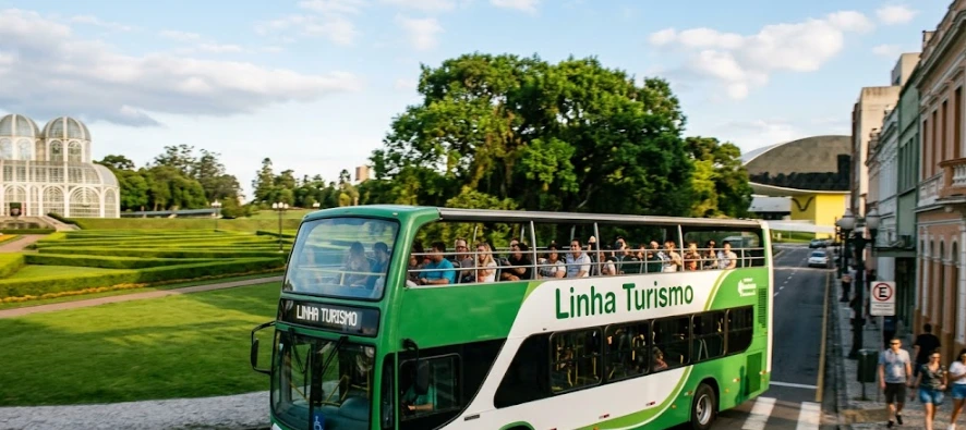 Linha Turismo Curitiba passando por pontos turísticos antes do Housenation Curitiba