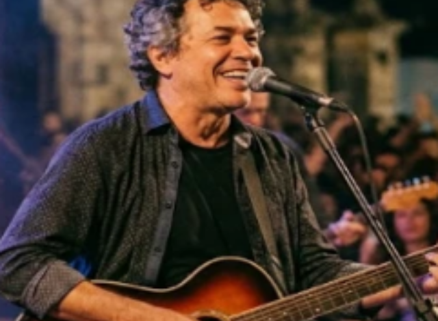 Lenine no show “EITA” em Porto Alegre: a noite em que som, poesia e cidade entram no mesmo compasso