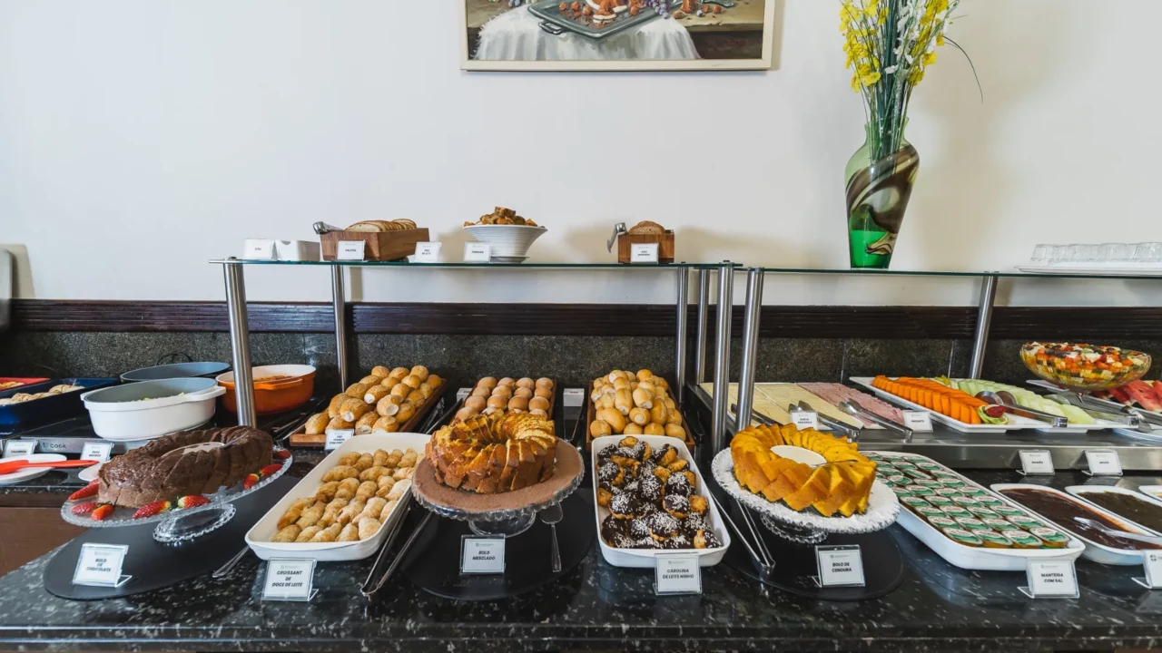 Hotel no centro de Curitiba com restaurante: almoço e jantar sem sair de casa