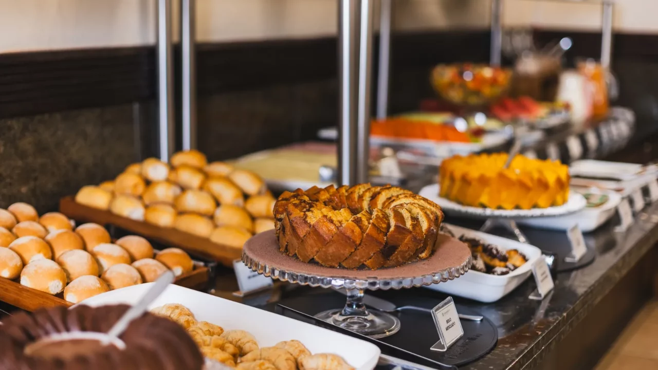 Café da manhã, restaurante e room service 24 horas: comida boa a qualquer hora