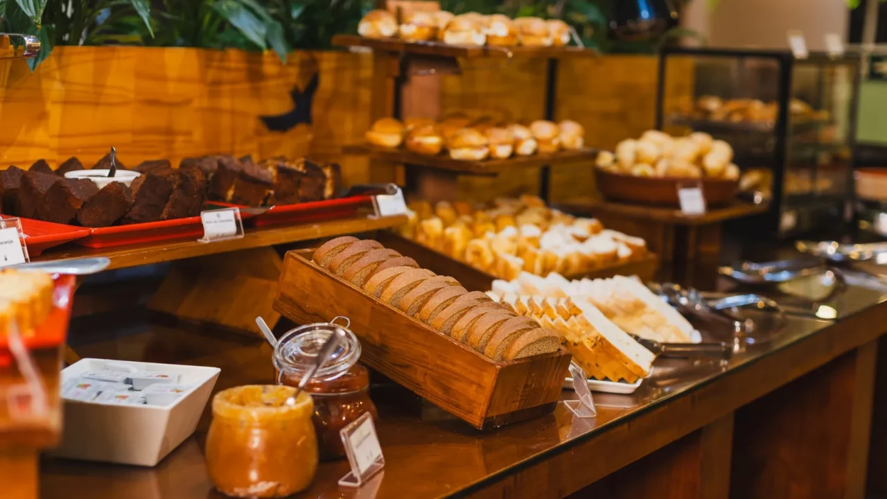 Café da manhã no salão e restaurante à la carte: a gastronomia começa em casa