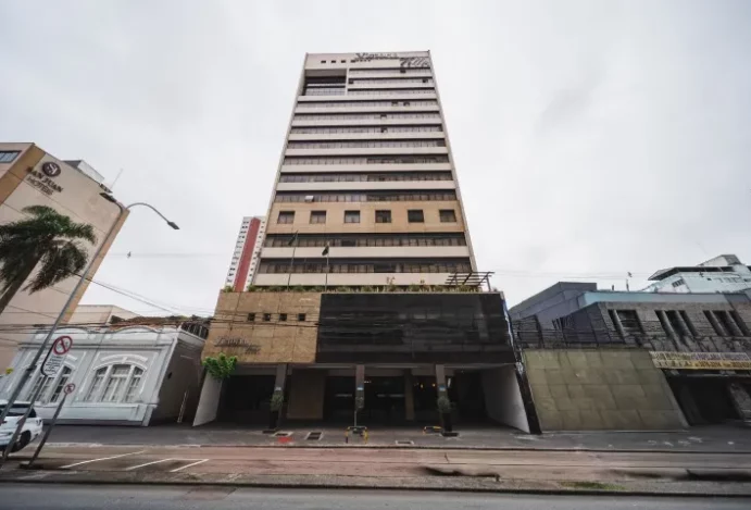Hotel na Sete de Setembro Curitiba: a avenida certa para quem quer a cidade inteira e ainda uma sauna no fim do dia