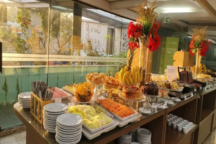 Café da manhã no salão, aberto até para quem não está hospedado