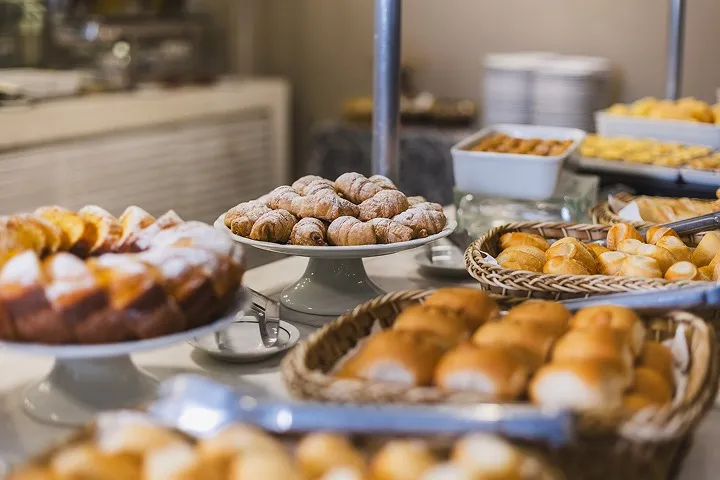 Café da manhã, restaurante e room service: o dia inteiro bem servido